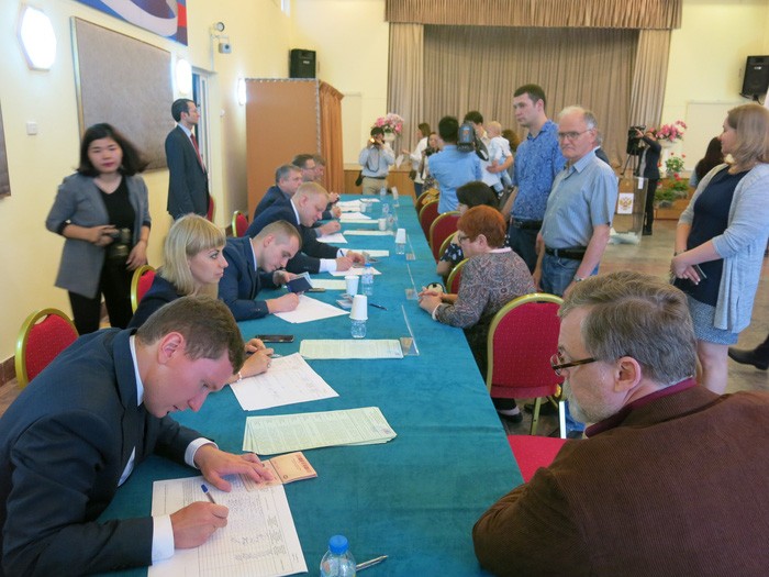 旅居我國的俄公民在俄駐越大使館履行自己的公民義務，參加俄總統選舉投票。（圖源：瓊中）