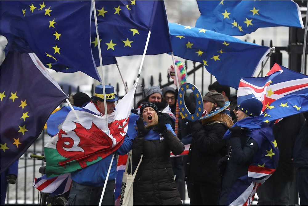 反脫歐民眾揮舞歐盟旗幟，在唐寧街前抗議。（圖源：路透社）