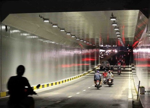 昨日凌晨，在峴港市清溪郡奠邊府地下通道行駛的許多民眾見到該通道內一片水汪汪。（圖源：越通社）