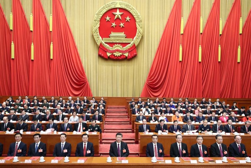 3月20日，第十​​三屆全國人民代表大會第一次會議在北京人民大會堂閉幕。習近平等黨和國家領導人在主席台就座。（圖源：新華網）