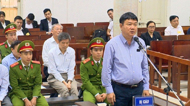 被告丁羅昇站在被告席上答法官問案。（圖源：Zing）