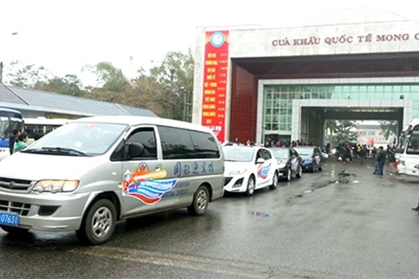 試行讓中國旅遊車通過芒街國際口岸進入廣寧省下龍市。（圖源：VNN）