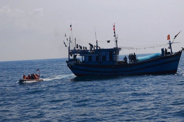 救護隊在積極尋找墜海漁民。（示意圖源：互聯網）