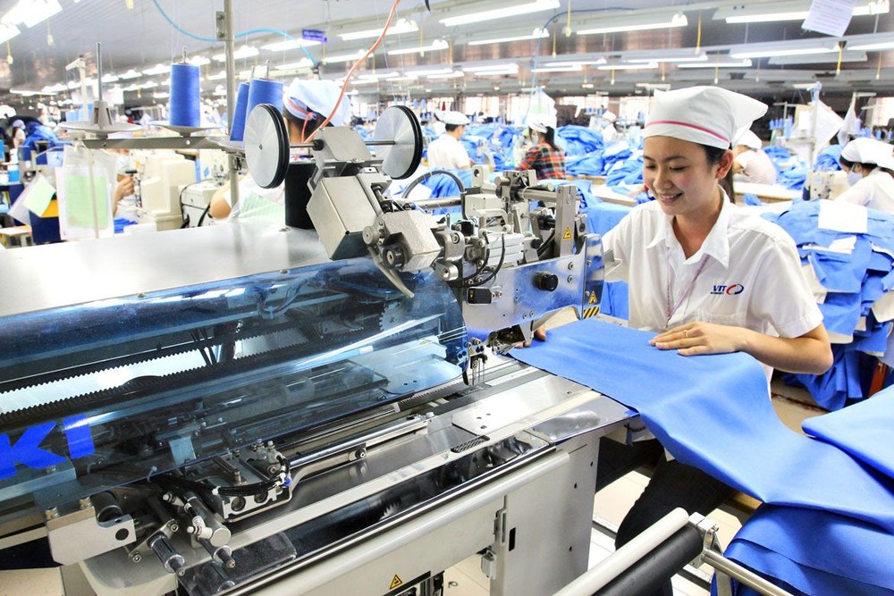 現代紡織機械投入生產中。