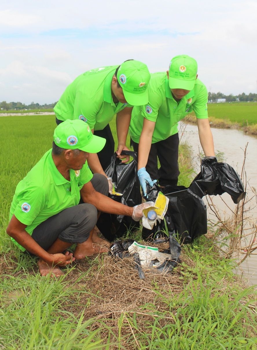 農民拾撿農藥廢棄包裝物，以提高農業資源環境保護。