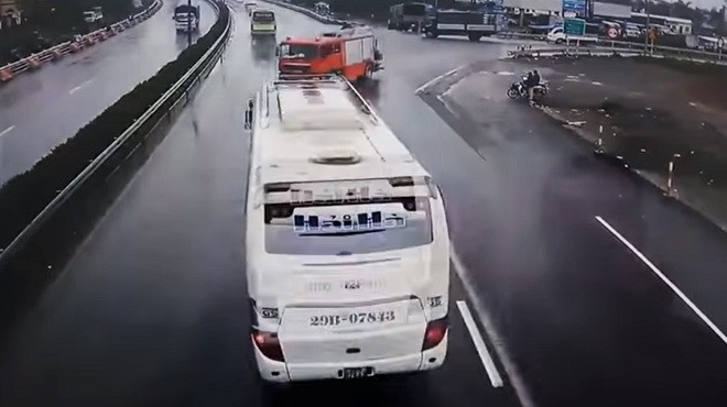 客車與消防車碰撞前一剎那。（圖源：交通監控視頻截圖）