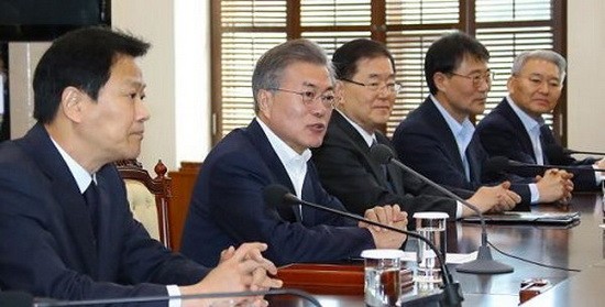 韓國總統文在寅（左二）21日在青瓦台主持召開韓朝首腦會談籌備委員會第二次會議。（圖源：韓聯社）