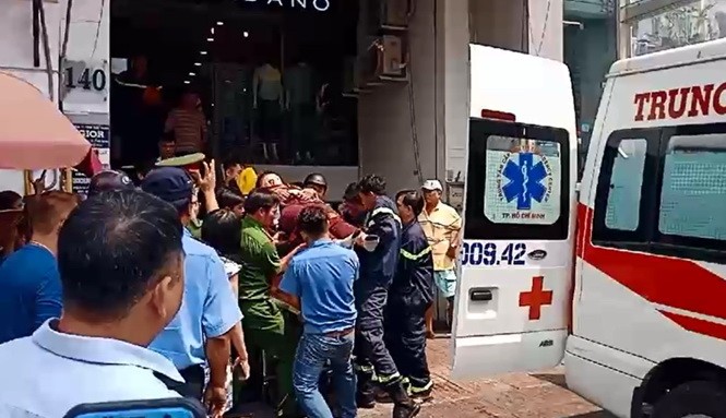 被電梯夾住脖子的青年獲解救並送往醫院急救。（圖源：柯林）
