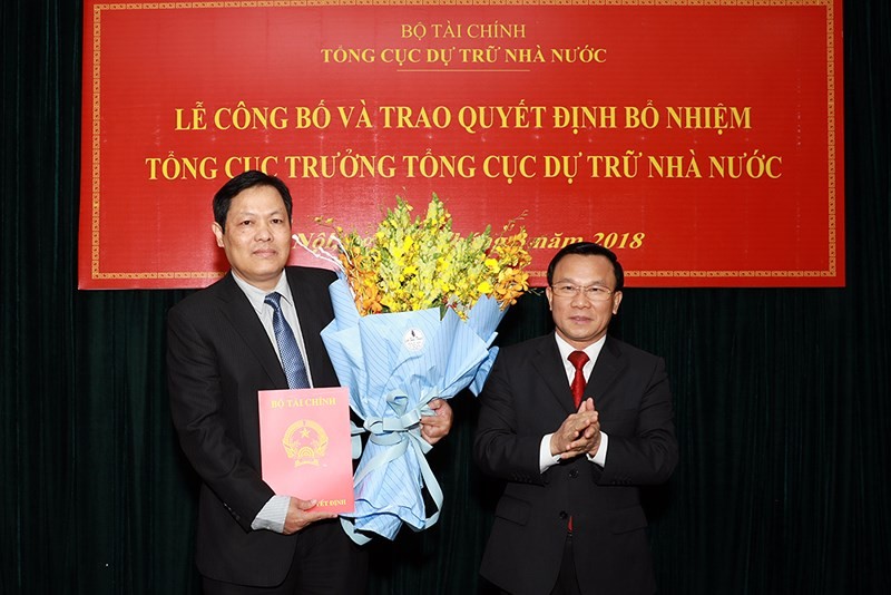杜越德同志(左)接受任命國家儲備總局長《決定》。（圖源：誠鐘）