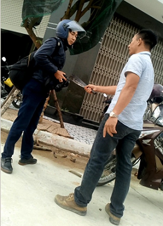 一名男子在歸仁市仁平坊毆打並持刀威脅愈俊記者。（圖源：視頻截圖）