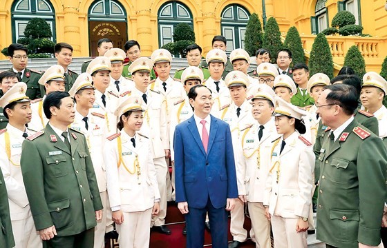 國家主席陳大光與人民公安模範幹部、青年團員交流談話。
