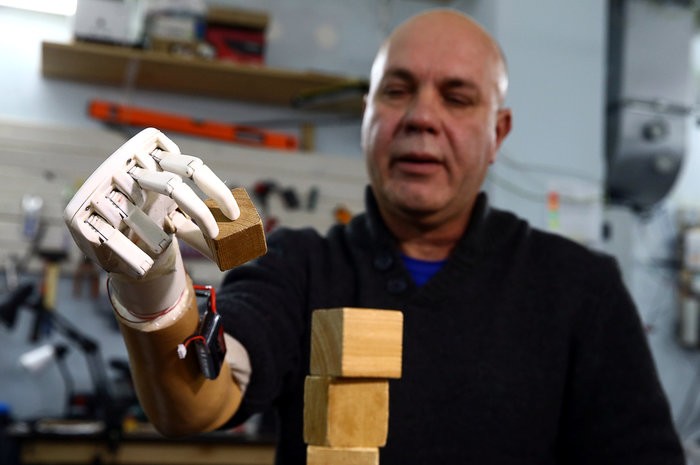 比利時安特衛普大學的研究團隊用3D打印技術打印出了一隻能夠打手語的機械手臂。（圖源：路透社）
