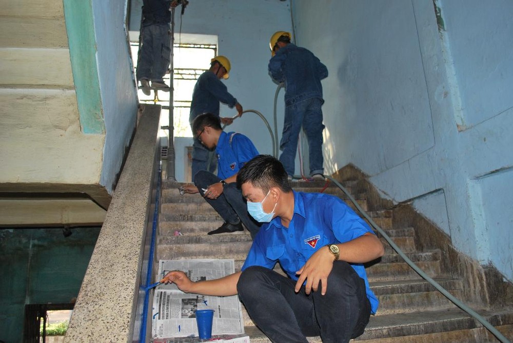 志願者在第九坊安陽王公寓進行打掃、新漆公寓的走廊。