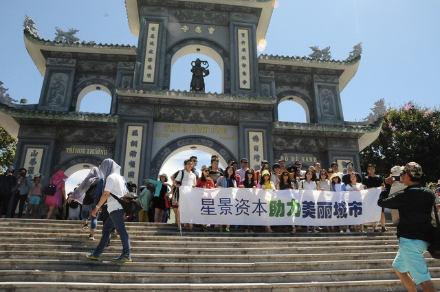 前來峴港的外籍遊客日益劇增。圖為某一外籍旅遊團參觀靈應寺並在門前合影留念。（圖源：吳光）