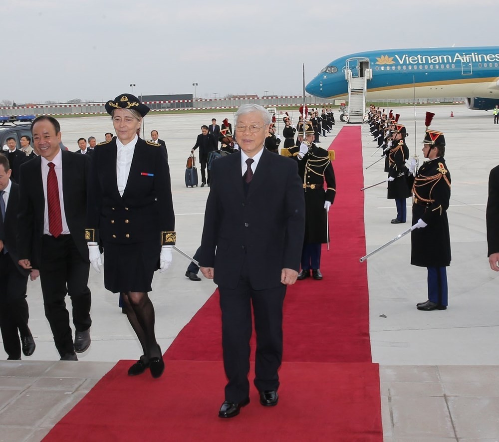 法國政府在巴黎奧利機場以隆重儀式迎接阮富仲總書記。（圖源：智勇）