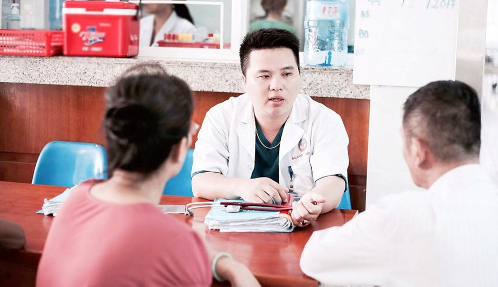范成倫上尉、醫生為病人諮詢。