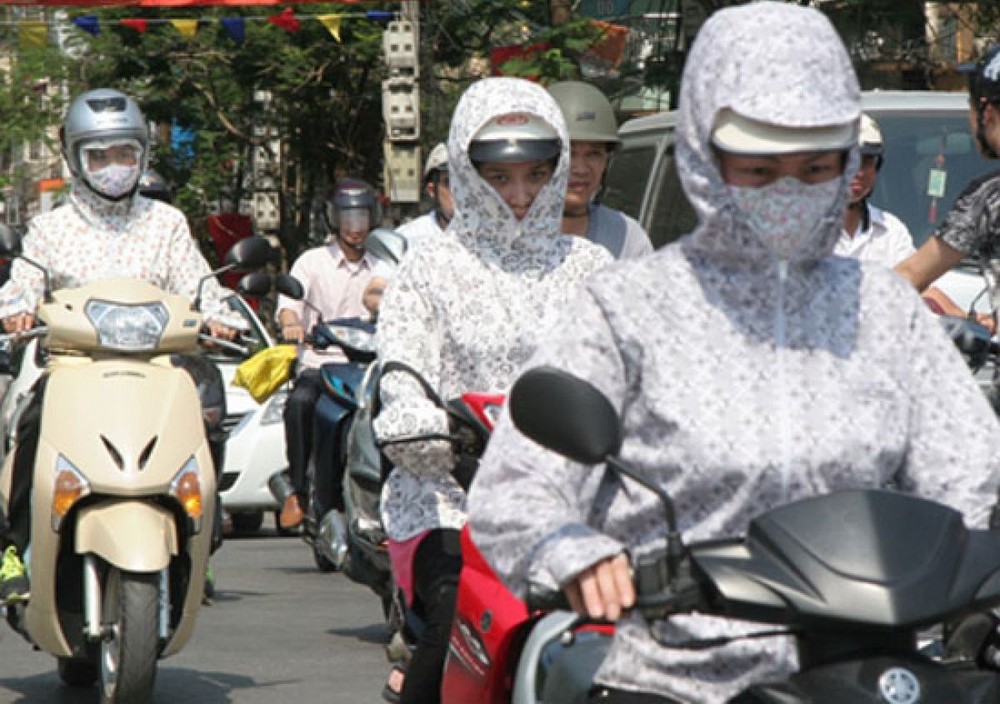 據國家水文氣象預報中心表示，本週內南部天氣炎熱。市民騎車外出時都穿上防熱衣、戴上口罩防止強烈的光線直接照射。（示意圖源：互聯網）