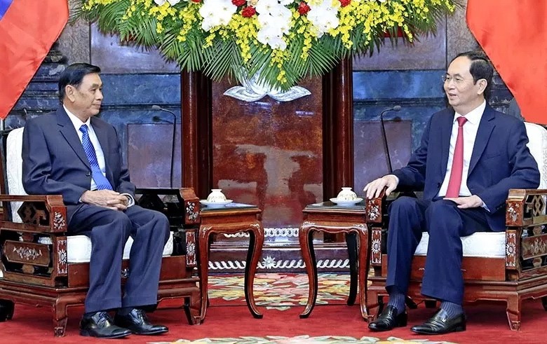 國家主席陳大光(右)接見老撾國家主席辦公廳主任坎蒙‧蓬塔迪。（圖源：顏創）