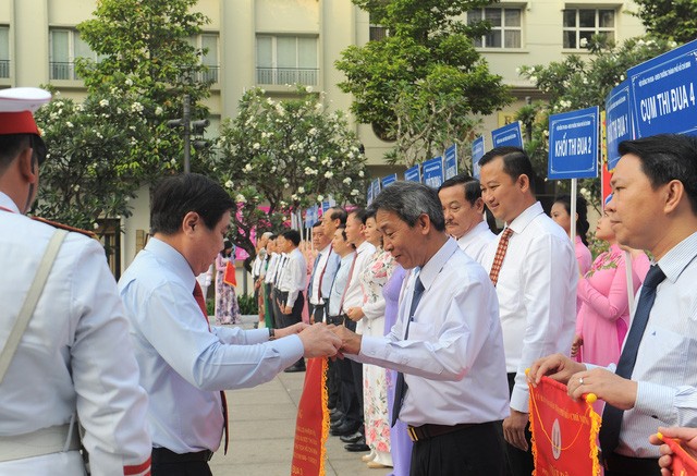市人委會主席阮成鋒向各參加競賽組頒發響應運動錦旗。（圖源：自忠）