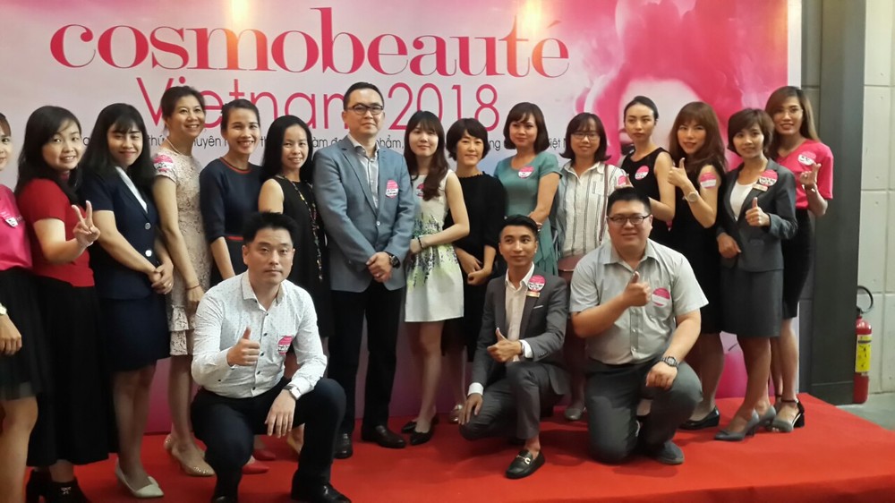 越南國際美容與化裝品展組委會代表與記者們在新聞發佈會上合照。
