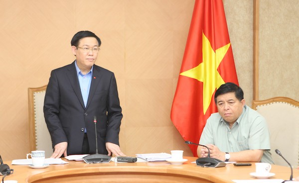 政府副總理王廷惠(左)主持會議並發表講話。（圖源：詩衡）