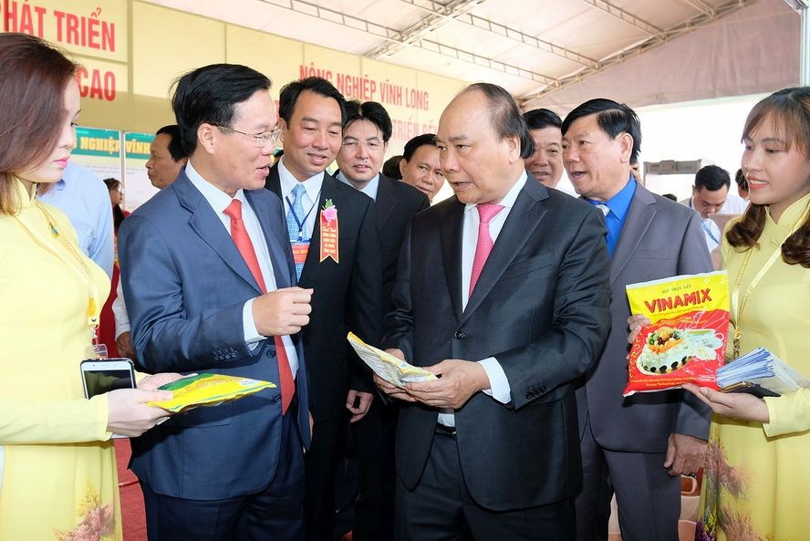 政府總理阮春福參觀農業展位。（圖源：光孝）