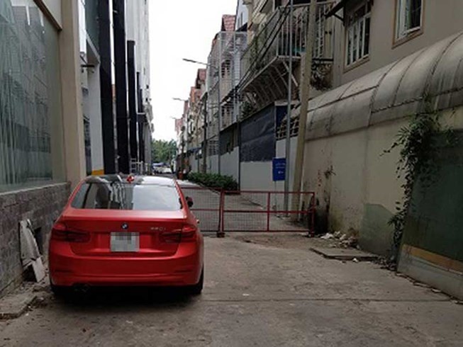 平政縣某舊公寓在路上設圍欄作汽車停車場是違反消防安全規定，此舉將會阻擋消防車進入。
