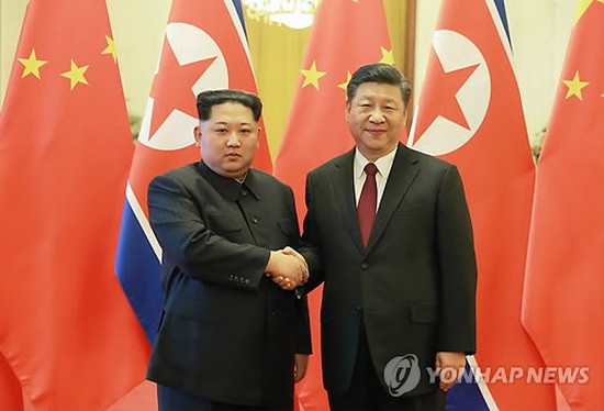 中國國家主席習近平(右)與金正恩在北京人民大會堂合影。（圖源：韓聯社）