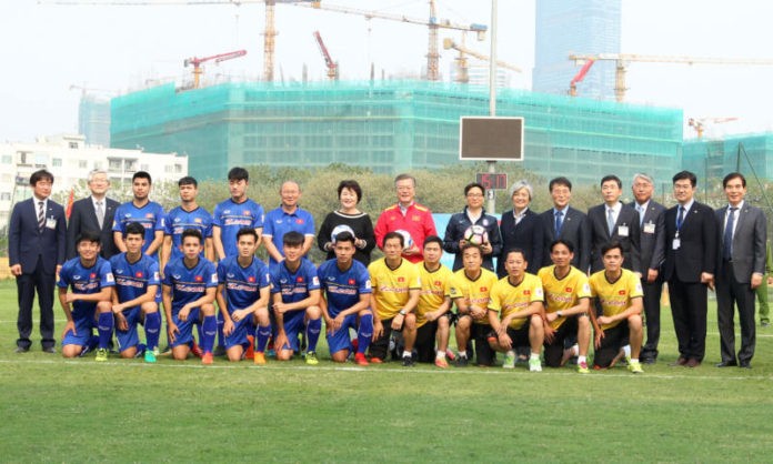 韓國總統文在寅和夫人以及越南政府副總理武德膽與球員和教練合影。
