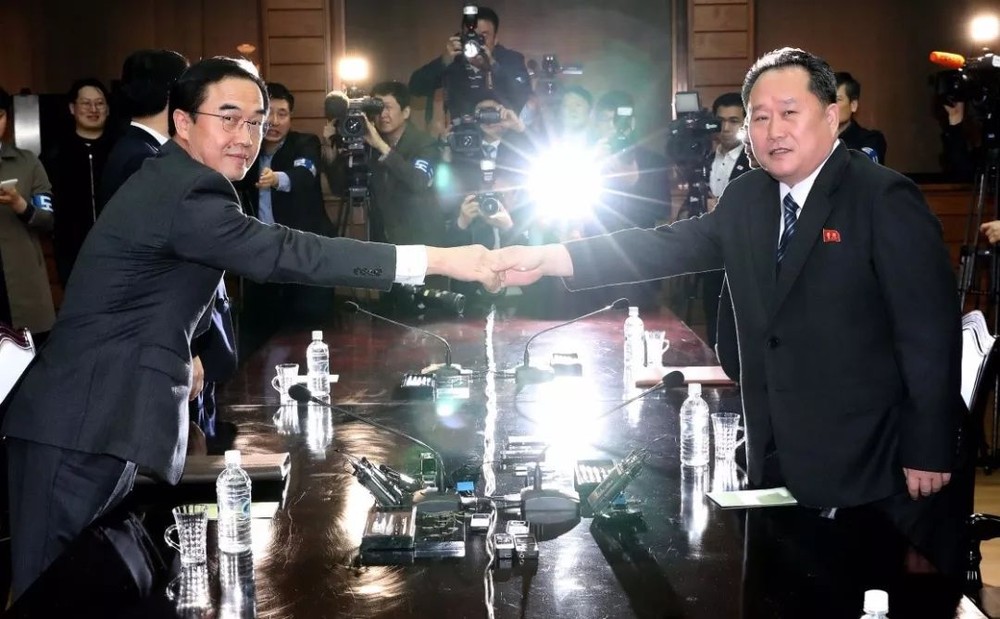 韓朝雙方29日在板門店朝方一側的統一閣舉行高級別會談，韓國統一部長官趙明均（左）和朝鮮祖國和平統一委員會委員長李善權在會談後握手。（圖源：新華網）