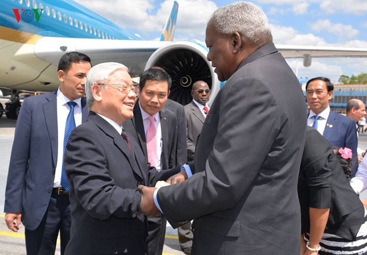 古巴國會主席埃斯特萬在機場迎接阮富仲總書記與代表團。（圖源：VOV）