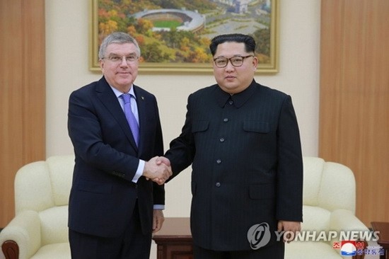 國際奧委會主席巴赫（左）與朝鮮最高領導人金正恩會面。（圖源：韓聯社）