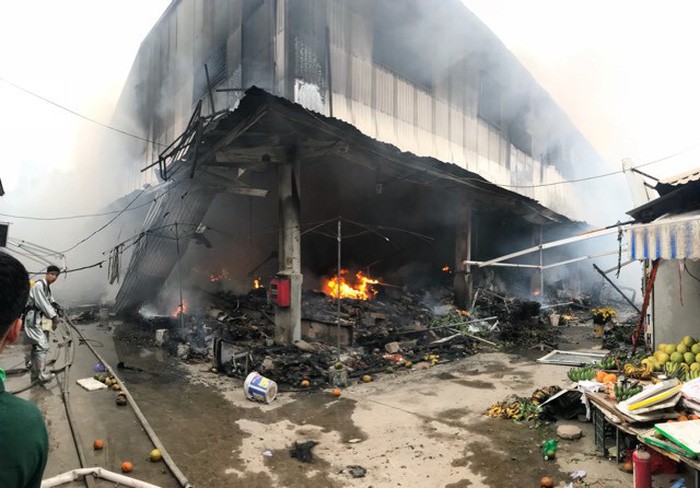 “光”市場的火警燒毀上百攤位。（圖源：志慧）