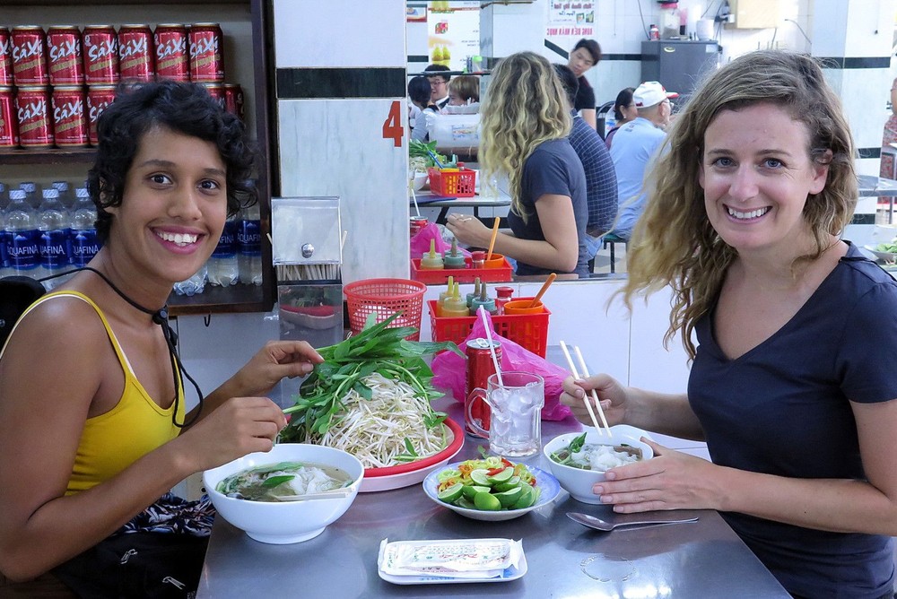外國遊客十分喜歡品嚐越南美食。（圖源：陶玉石）