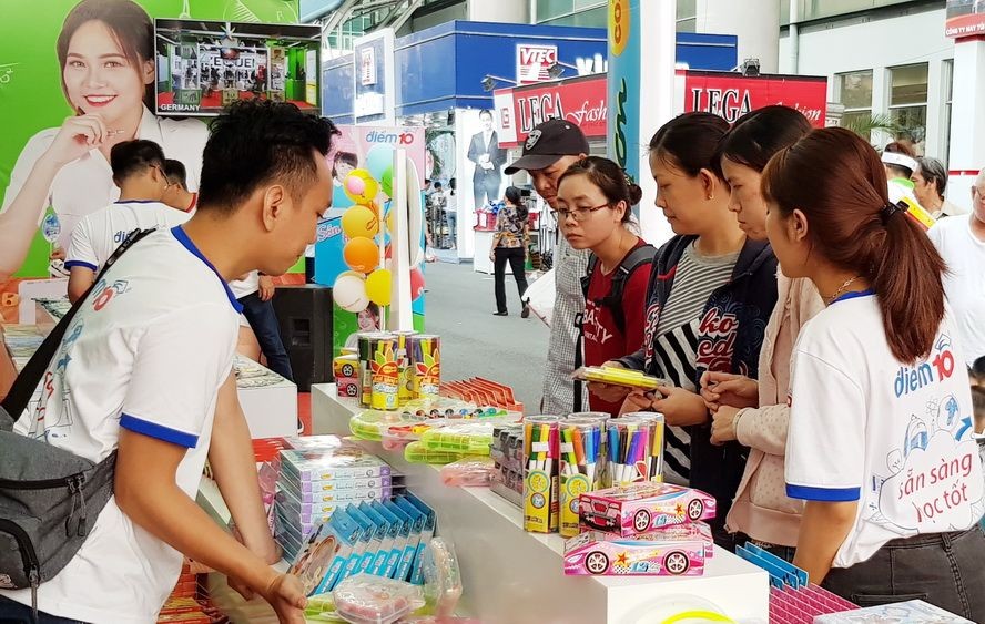 消費者在選購華人企業天龍集團的圓珠筆。