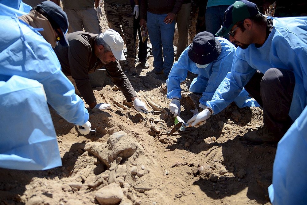 法醫局和伊拉克烈士基金會組成的工作組在提克里特市發現了兩處集體墳墓，從其中一處墳墓內已發掘出158名遭處決士兵的遺體。（圖源：路透社）