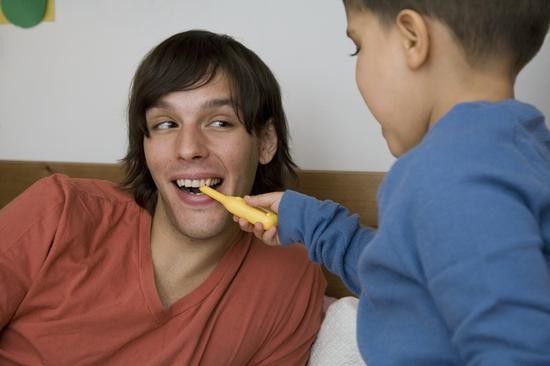 男人牙黃可能代表肺不好。（示意圖源：互聯網）