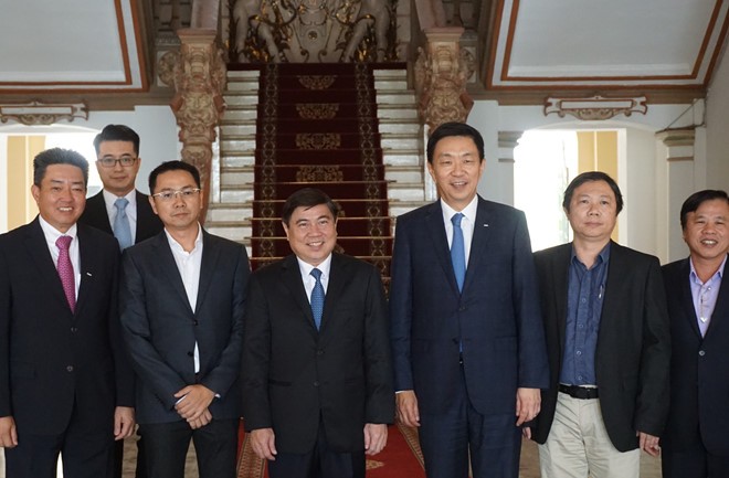 市人委會主席阮成鋒(前左三)與新加坡吉寶置業集團首席執行官盧振華(右三)及各位代表合照。（圖源：之梅）