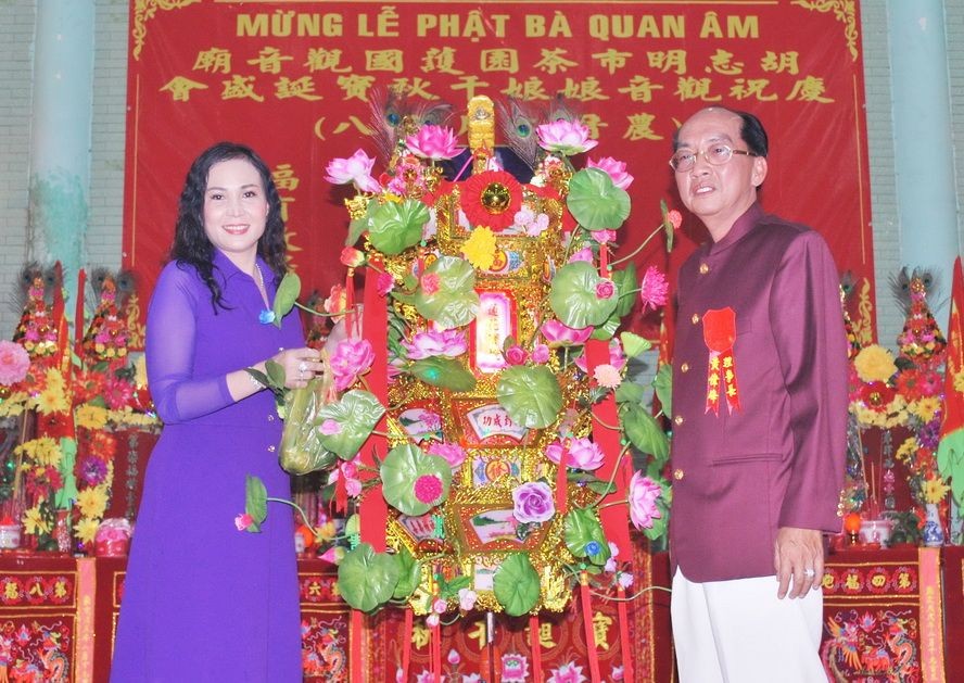 此次的“蓮花寶燈”，由該廟理事長黃偉峰和夫人阮氏日鳳以6200萬元投得。
