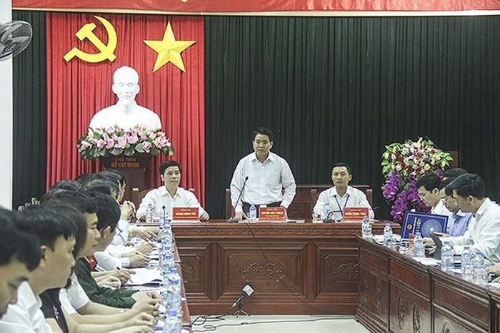 河內市人委會主席阮德鍾(中)在會議上發表講話。