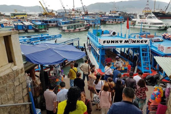 慶和省接待中國遊客企業協會成立。圖為中國遊客在芽莊碼頭下船前去觀光海島旅遊景點。