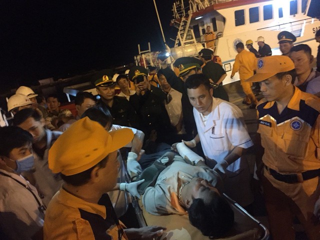 受傷的漁民獲送往醫院急救。（圖源：越南MRCC）