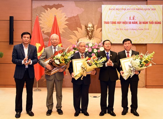 黨中央委員、國會副主席杜伯巳大將(右二)向榮獲50年、30年黨齡紀念章的同志表示祝賀。（圖源：林賢）