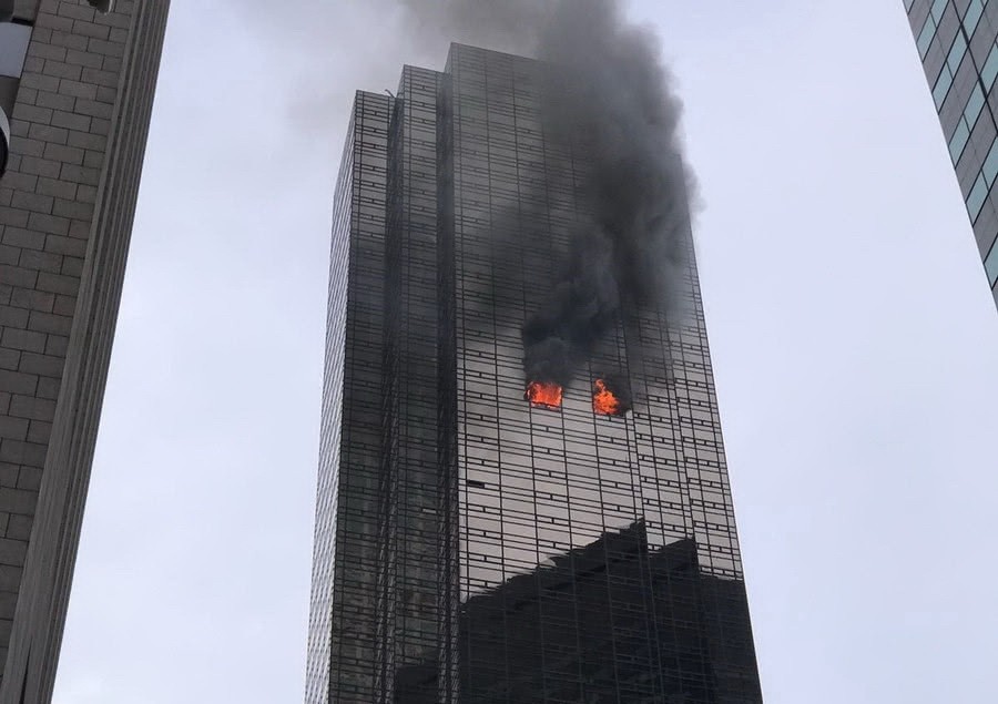 當地時間7日傍晚，位於美國紐約曼哈頓的特朗普大廈發生火災，火勢自50樓延燒數層樓，1人遇難。（圖源：互聯網）