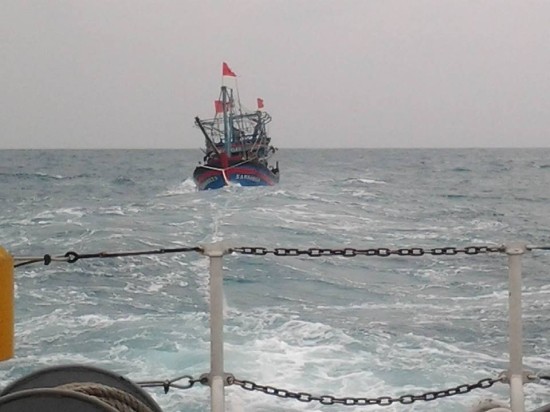 CN09救護船使用繩索牽引拖拉遇險的編號NA95039TS漁船安全靠岸。（圖源：芳玲）