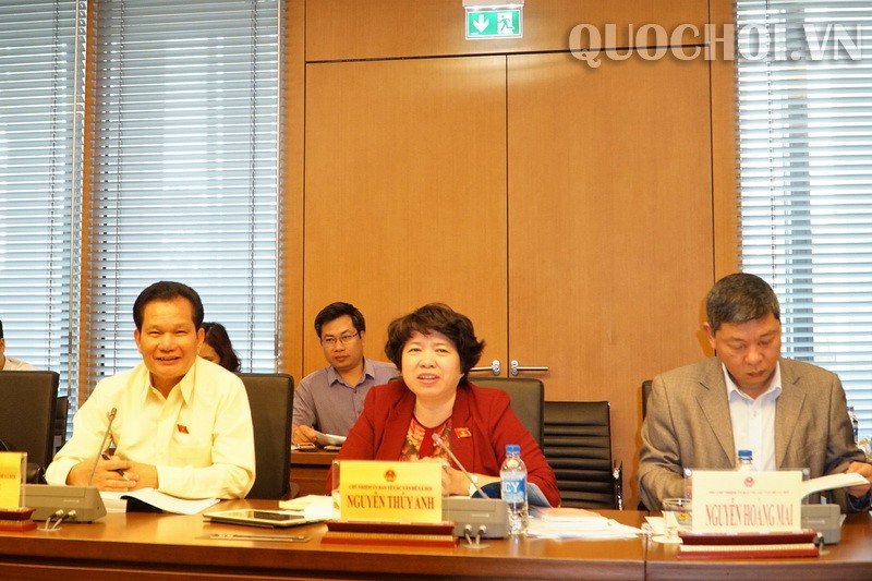國會社會問題委員會主任阮翠英(中)主持會議。（圖源：Quochoi.vn）
