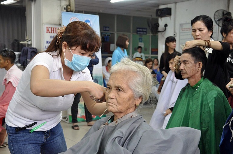 大水鑊醫院已先後組辦了７個愛心星期天活動以為病人剪頭髮、洗頭和表演文藝助興。
