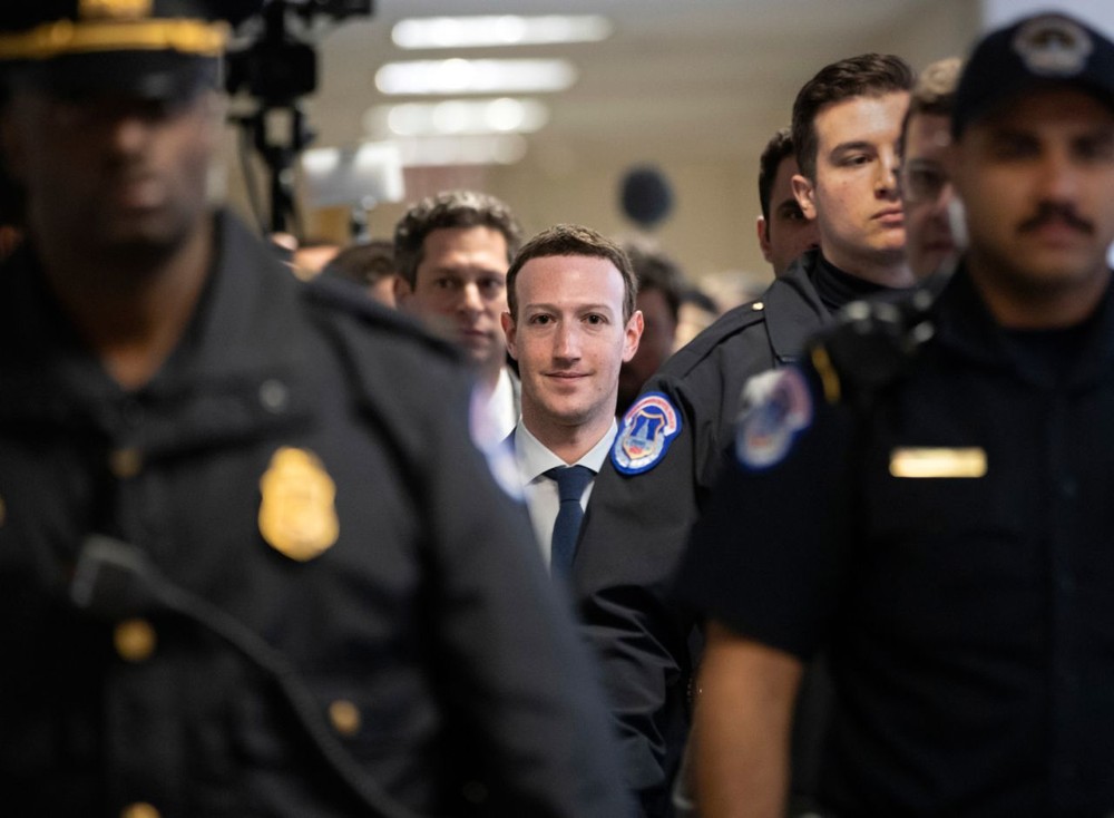 當地時間9日，“臉書”執行長扎克伯格沒有穿他標誌性的T恤和牛仔褲，而是換成了深色西裝和紫色領帶，與美國議員進行了會面，他為臉書不當使用用戶資料表示道歉。（圖源：AP）