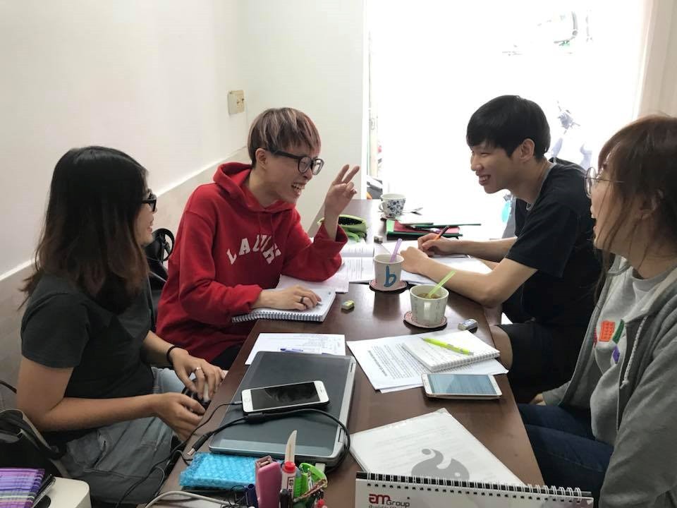 喬銀姐（左一）給韓國學員教越南語。