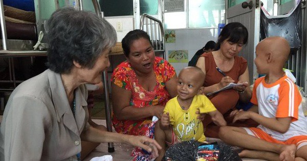 今年3月初，一位熱心人士贊助了100多套童裝， 貞姨(左一)特地到醫院去把新衣服轉送給病童。